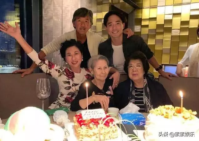 葉倩文慶祝58歲生日,和90歲老母親一起露面,手捧鮮花真年輕