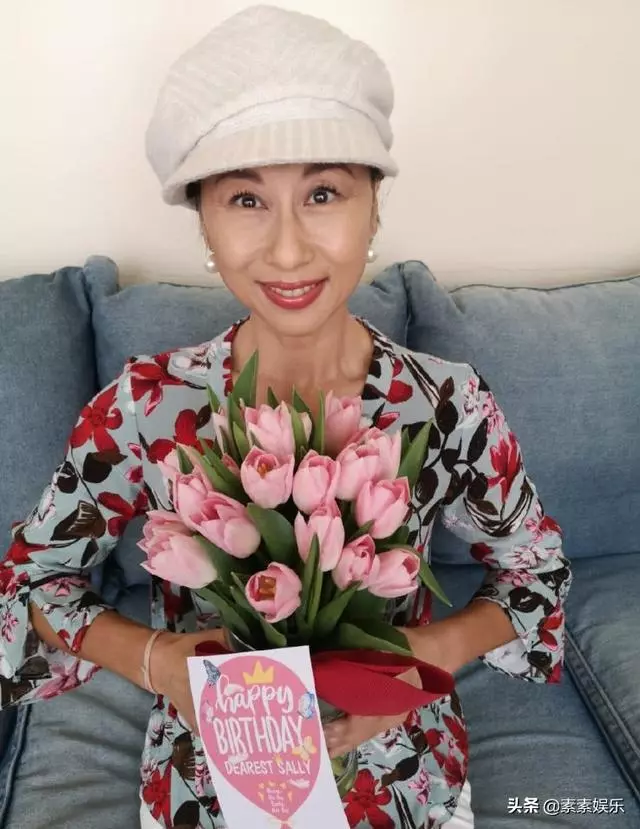 葉倩文慶祝58歲生日,和90歲老母親一起露面,手捧鮮花真年輕