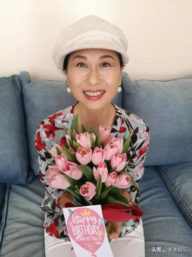 葉倩文慶祝58歲生日,和90歲老母親一起露面,手捧鮮花真年輕