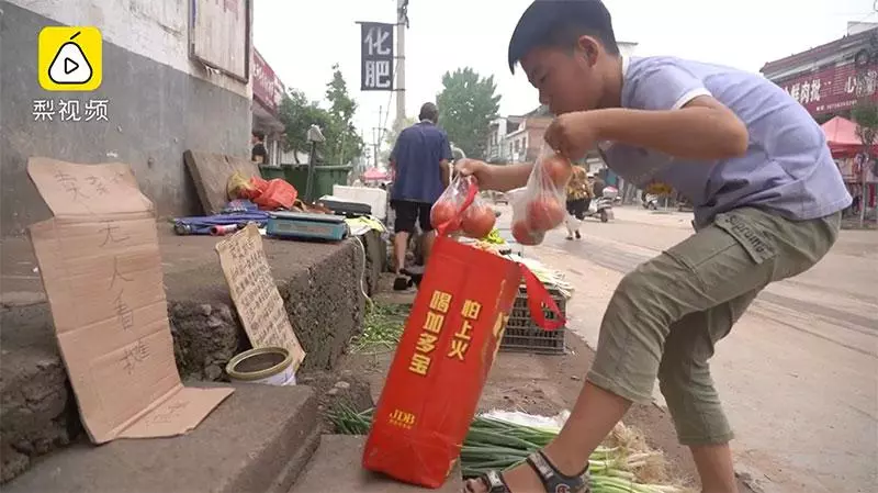 11歲男孩每天上學前擺攤只為「賣菜救弟」!一把菜僅賣RM0.50,全存給弟弟「41萬的醫療費」治病!