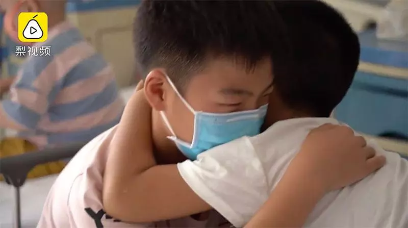 11歲男孩每天上學前擺攤只為「賣菜救弟」!一把菜僅賣RM0.50,全存給弟弟「41萬的醫療費」治病!