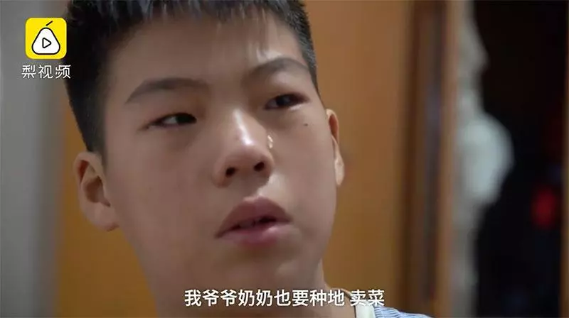 11歲男孩每天上學前擺攤只為「賣菜救弟」!一把菜僅賣RM0.50,全存給弟弟「41萬的醫療費」治病!
