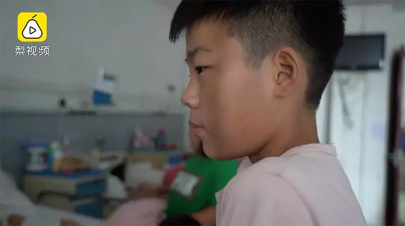 11歲男孩每天上學前擺攤只為「賣菜救弟」!一把菜僅賣RM0.50,全存給弟弟「41萬的醫療費」治病!