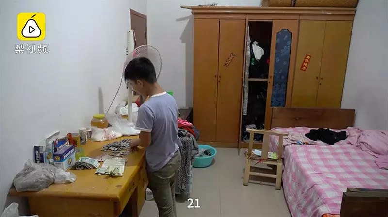 11歲男孩每天上學前擺攤只為「賣菜救弟」!一把菜僅賣RM0.50,全存給弟弟「41萬的醫療費」治病!