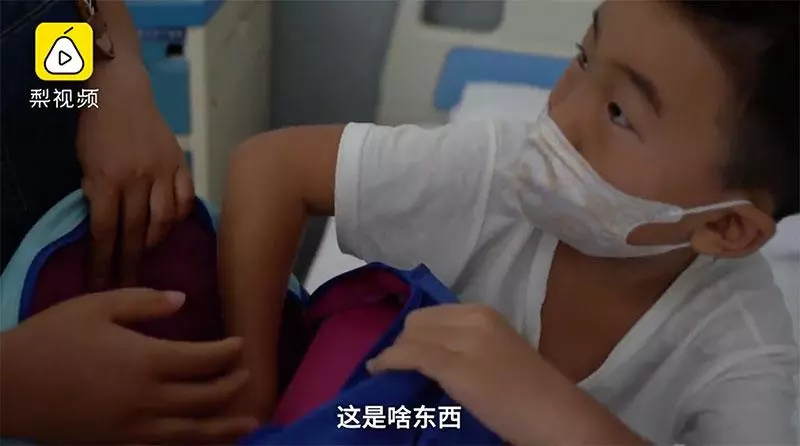 11歲男孩每天上學前擺攤只為「賣菜救弟」!一把菜僅賣RM0.50,全存給弟弟「41萬的醫療費」治病!