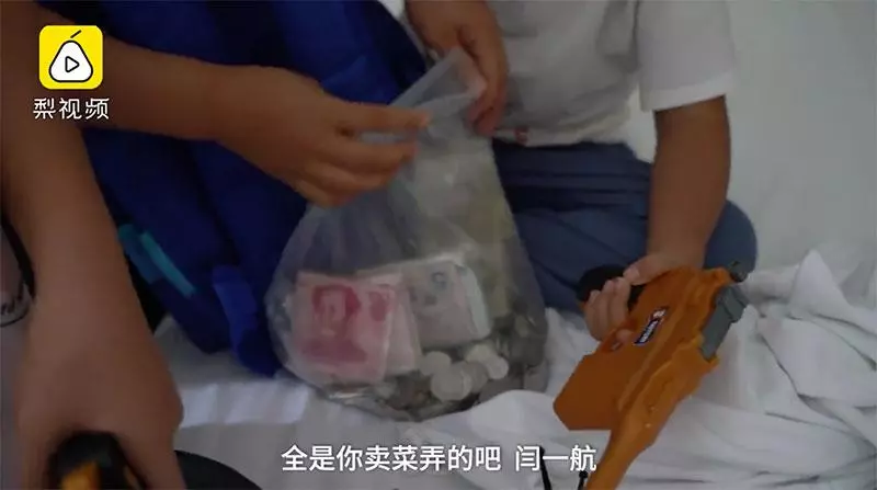 11歲男孩每天上學前擺攤只為「賣菜救弟」!一把菜僅賣RM0.50,全存給弟弟「41萬的醫療費」治病!