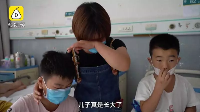11歲男孩每天上學前擺攤只為「賣菜救弟」!一把菜僅賣RM0.50,全存給弟弟「41萬的醫療費」治病!