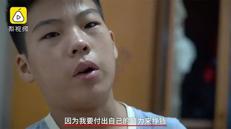 11歲男孩每天上學前擺攤只為「賣菜救弟」!一把菜僅賣RM0.50,全存給弟弟「41萬的醫療費」治病!