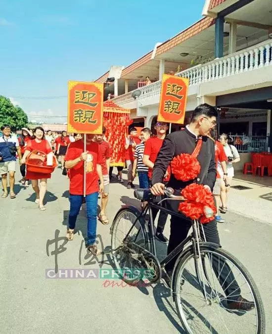40年腳踏車代替駿馬 , 新郎網購花轎迎親 !