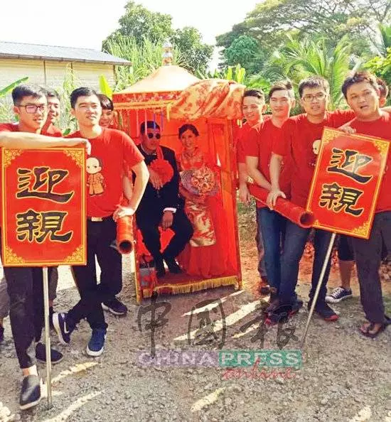 40年腳踏車代替駿馬 , 新郎網購花轎迎親 !
