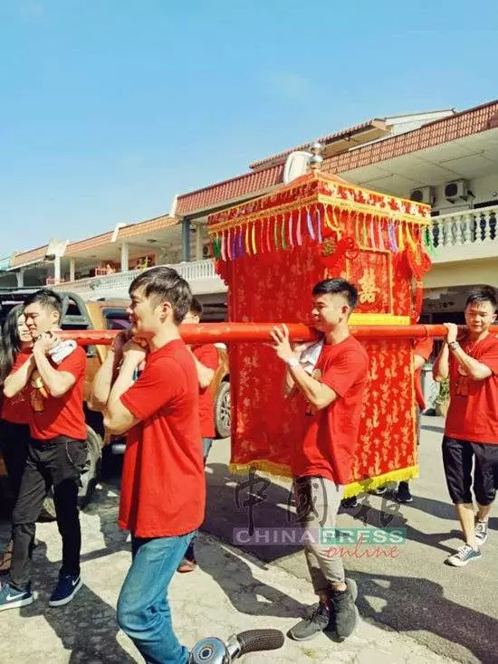 40年腳踏車代替駿馬 , 新郎網購花轎迎親 !