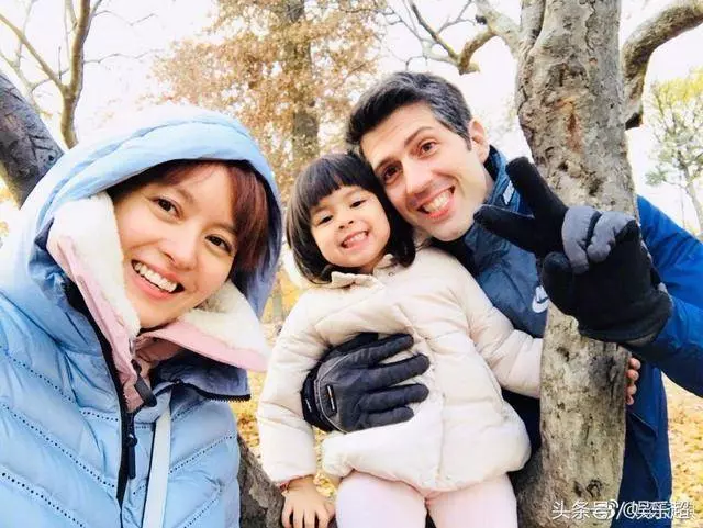 餅印一樣!梁詠琪大曬全家福❤除了帥氣老公和可愛女兒,弟弟模樣更搶鏡!
