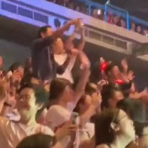 朱麗倩現身劉德華演唱會,熱情搖擺示愛鏡頭被歌迷錄下!