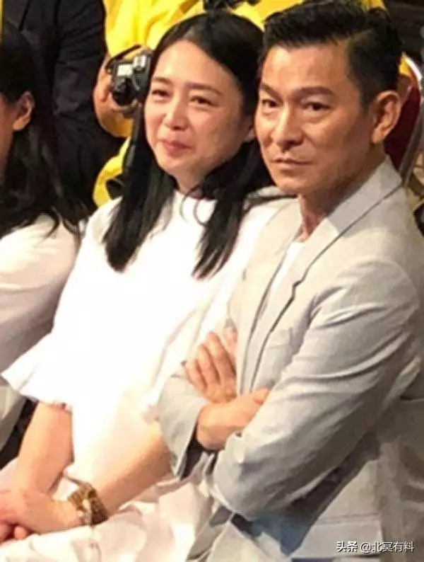 朱麗倩現身劉德華演唱會,熱情搖擺示愛鏡頭被歌迷錄下!