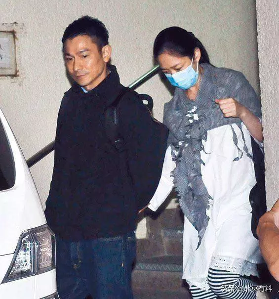 朱麗倩現身劉德華演唱會,熱情搖擺示愛鏡頭被歌迷錄下!