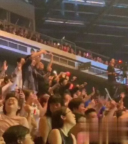朱麗倩現身劉德華演唱會,熱情搖擺示愛鏡頭被歌迷錄下!