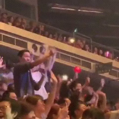 朱麗倩現身劉德華演唱會,熱情搖擺示愛鏡頭被歌迷錄下!