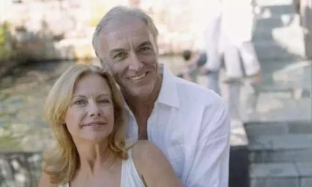 50歲女人「二婚」後的悔悟:這個年紀,男人娶你只有兩個目的!