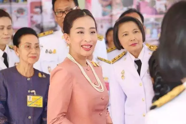 泰國國王終於對女兒上心,封41歲大公主為將軍,趕上王后與貴妃 !