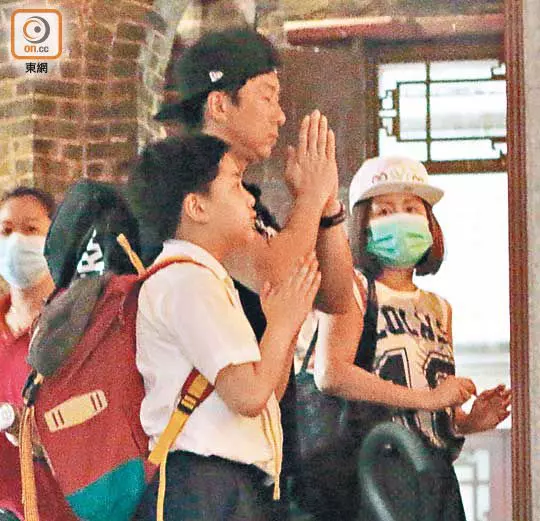 帶病妻祈福!主播愛妻「患重症末期」病情擴散器官,兼母職顧子女「一家人誠心拜拜」~~