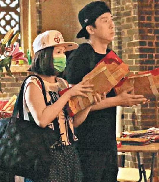 帶病妻祈福!主播愛妻「患重症末期」病情擴散器官,兼母職顧子女「一家人誠心拜拜」~~