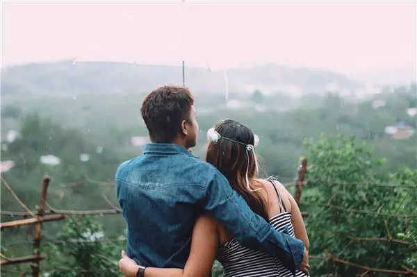 婚宴上,雙方父親大打出手,新娘的一個舉動,讓她在婆家站穩了腳