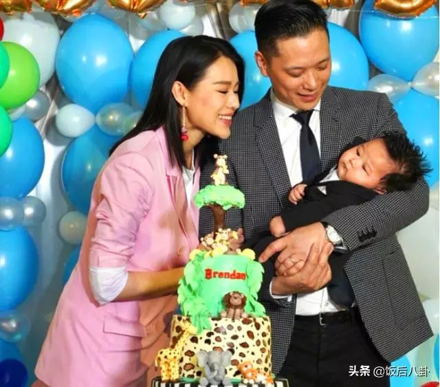 胡杏兒為二胎兒子辦百日宴賓客雲集,寶寶躺著吃手指表情呆萌!