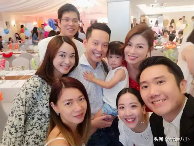 胡杏兒為二胎兒子辦百日宴賓客雲集,寶寶躺著吃手指表情呆萌!