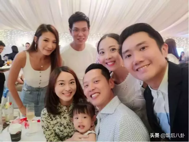 胡杏兒為二胎兒子辦百日宴賓客雲集,寶寶躺著吃手指表情呆萌!