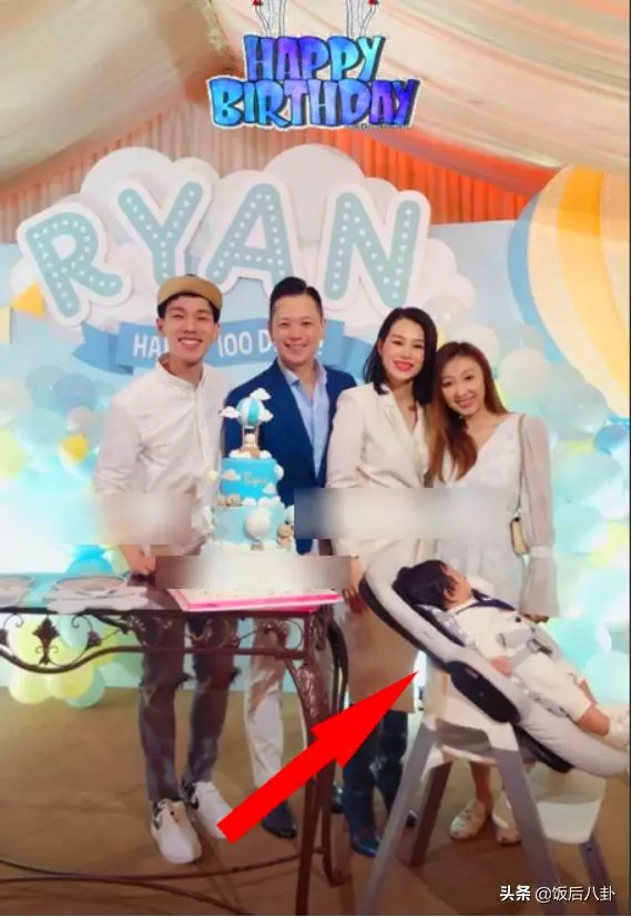 胡杏兒為二胎兒子辦百日宴賓客雲集,寶寶躺著吃手指表情呆萌!
