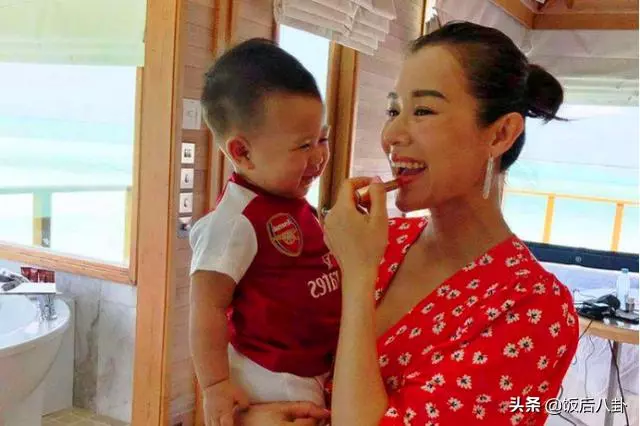 胡杏兒為二胎兒子辦百日宴賓客雲集,寶寶躺著吃手指表情呆萌!