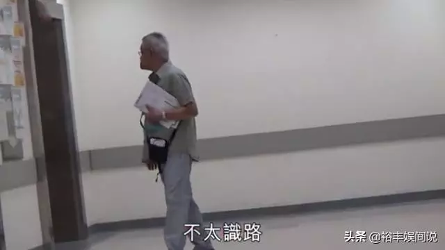 79歲吳耀漢獨自去醫院複診,滿頭白髮步履蹣跚,自爆腎功能剩一成!