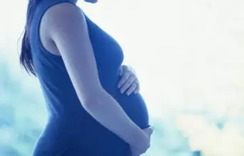 老婆兩年不孕,媽對她說「要麼生要麼走」,半年後她挺孕肚回來了