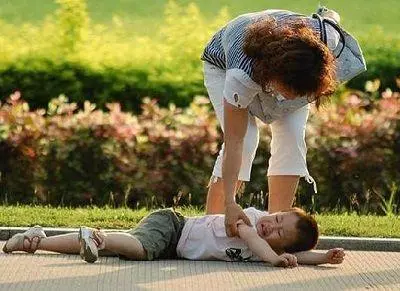 孩子摔一跤,兒媳指責我沒看好,我說:「你出錢請保姆吧」