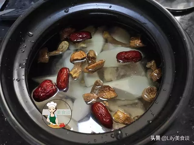 這食材有點貴,煲湯喝鮮美又滋補,貴也要買,秋天吃它提高免疫力