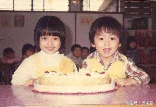 餅印一樣!梁詠琪大曬全家福❤除了帥氣老公和可愛女兒,弟弟模樣更搶鏡!