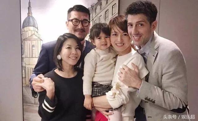 餅印一樣!梁詠琪大曬全家福❤除了帥氣老公和可愛女兒,弟弟模樣更搶鏡!