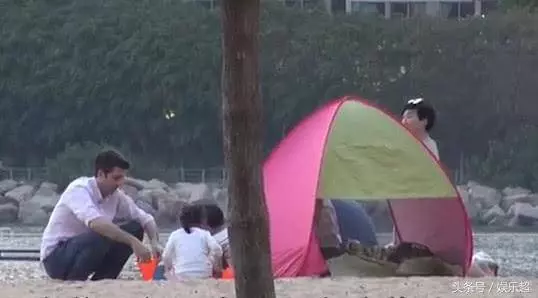 餅印一樣!梁詠琪大曬全家福❤除了帥氣老公和可愛女兒,弟弟模樣更搶鏡!