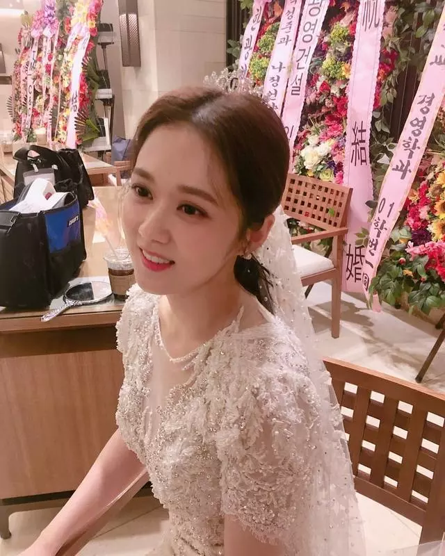 38歲張娜拉曬婚紗照,童顏女神幸福傻笑一臉甜蜜