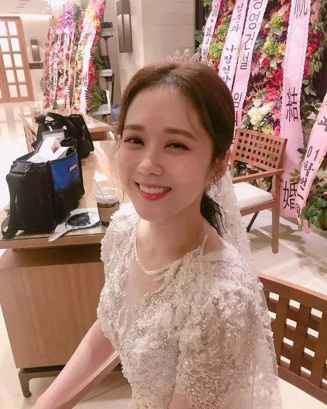 38歲張娜拉曬婚紗照,童顏女神幸福傻笑一臉甜蜜