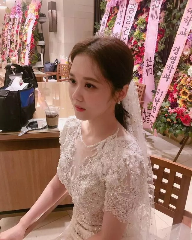 38歲張娜拉曬婚紗照,童顏女神幸福傻笑一臉甜蜜