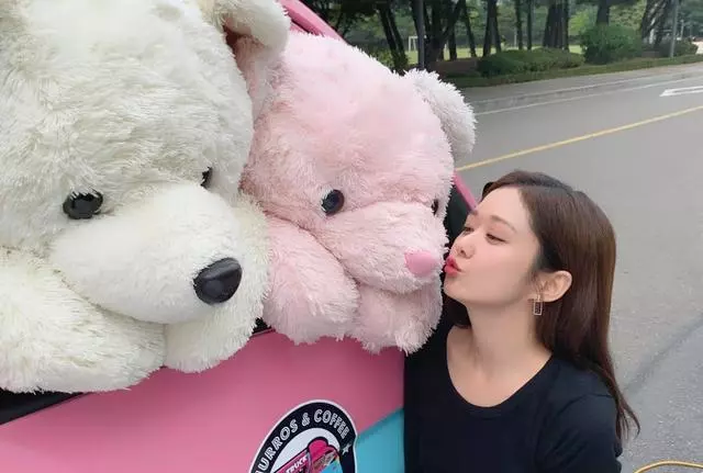 38歲張娜拉曬婚紗照,童顏女神幸福傻笑一臉甜蜜