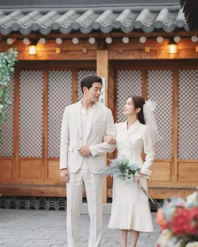 38歲張娜拉曬婚紗照,童顏女神幸福傻笑一臉甜蜜