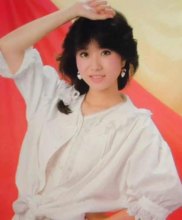 玉女媽媽幫賣菜:半小時搶購一空,56歲金瑞瑤凍齡現身,一家三口做公益