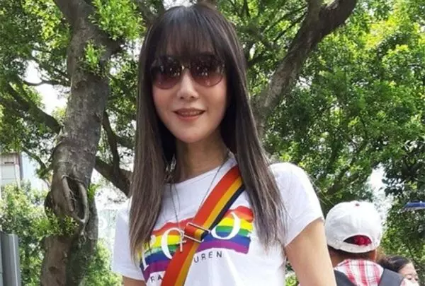 玉女媽媽幫賣菜:半小時搶購一空,56歲金瑞瑤凍齡現身,一家三口做公益