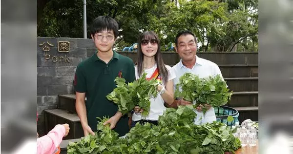 玉女媽媽幫賣菜:半小時搶購一空,56歲金瑞瑤凍齡現身,一家三口做公益