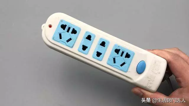家裡常用插線板的,這3個誤區不要觸犯,別當耳旁風,吃虧就晚了