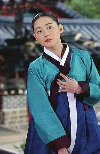 《大長今》李英愛21歲嫩照曝光!五官深邃「神似李嘉欣」美顏驚人 「從小美到大」48歲超凍齡
