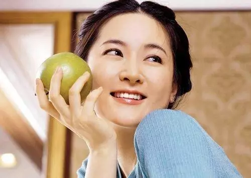 《大長今》李英愛21歲嫩照曝光!五官深邃「神似李嘉欣」美顏驚人 「從小美到大」48歲超凍齡