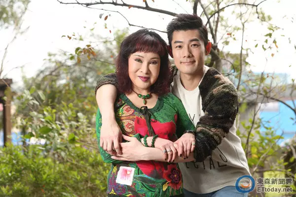 歌仔戲國寶「小明明」當年為愛私奔「未婚生子」,甘願一生沒披上婚紗!